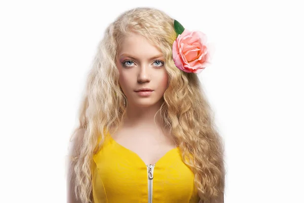 春の髪の少女の予測に基づく花 — ストック写真