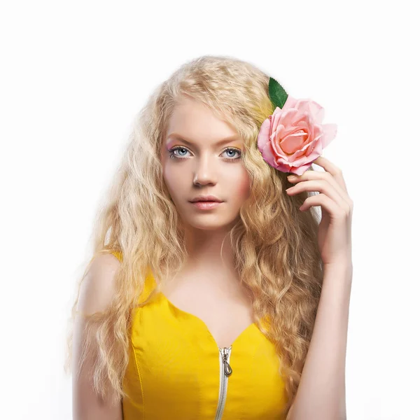 Hermosa mujer con flor en el pelo — Foto de Stock
