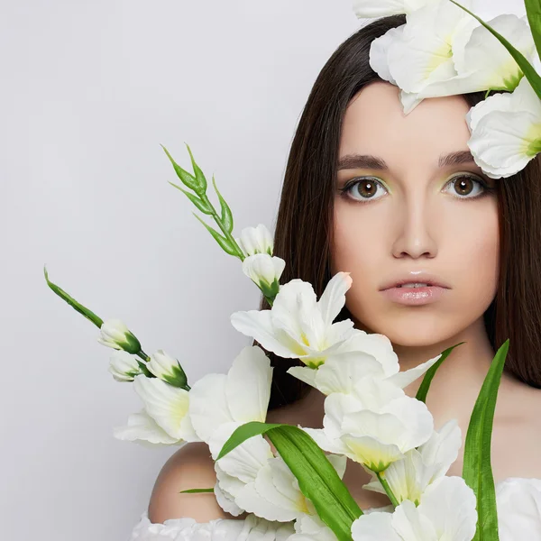 Belle adolescente avec des fleurs — Photo