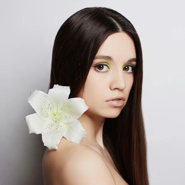 Belle fille modèle avec fleur d'orchidée — Photo