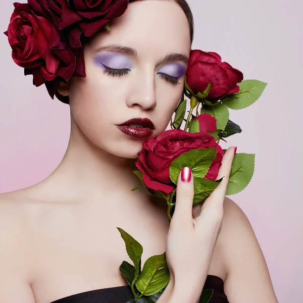 赤いバラの花で美しい少女 — ストック写真