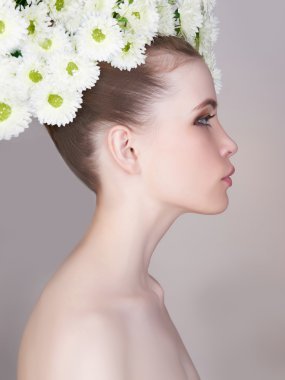 Güzellik bahar kız papatya çelenk ile