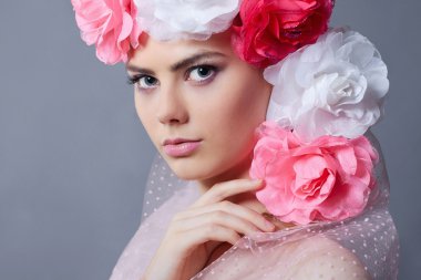 Çiçekli güzel genç bir kadın.