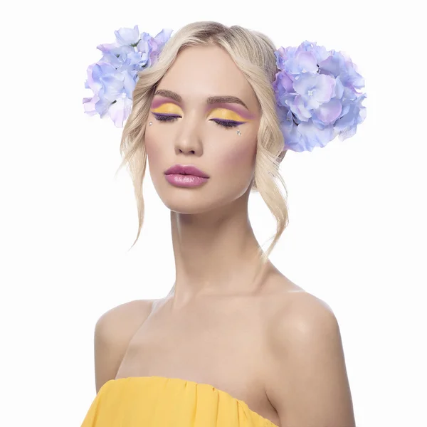 그녀의 머리에 꽃을 가진 모델 — 스톡 사진