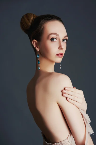 Skönhet brunett tjej med örhängen — Stockfoto