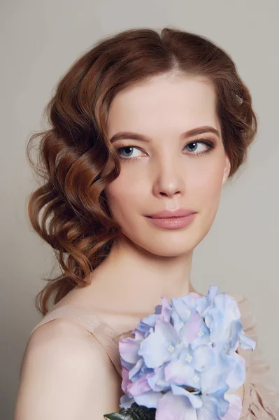 Menina bonita com flores azuis — Fotografia de Stock