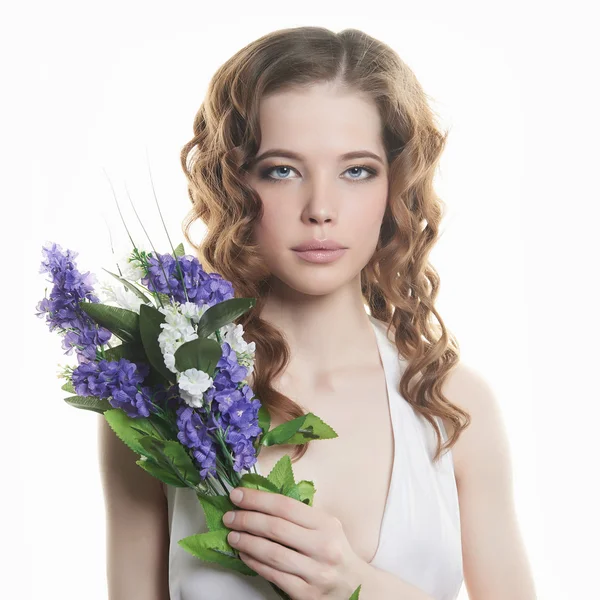 Schönes Mädchen mit blauen Blumen — Stockfoto