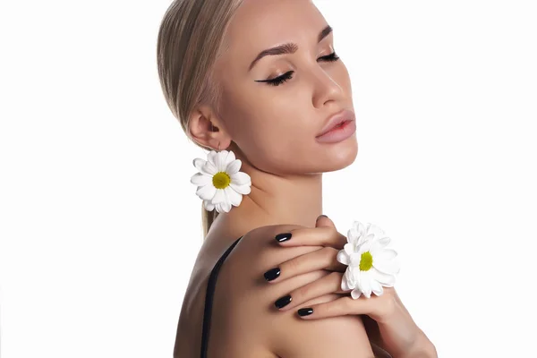 Beauté fille avec des fleurs — Photo