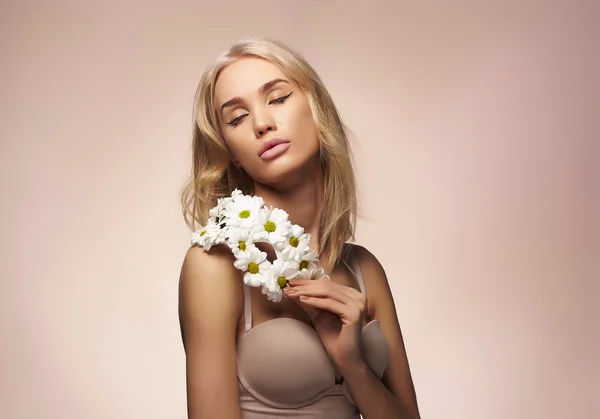 Belle femme avec masque de fleur — Photo