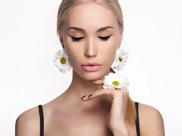 Belle Femme blonde avec des fleurs — Photo