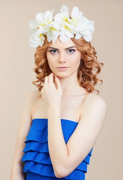 Lány, virágokkal a hajában — Stock Fotó