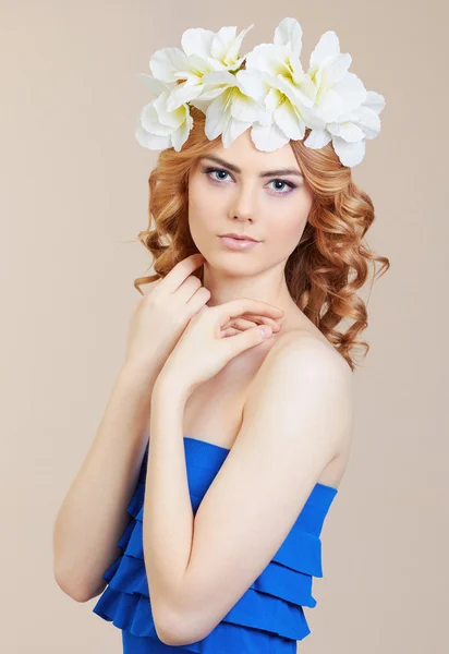 Menina bonita com flores no cabelo — Fotografia de Stock