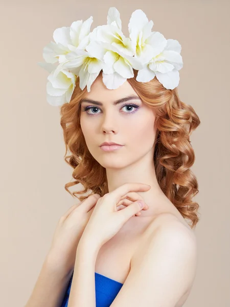 Blondes Mädchen mit Blumen-Frisur — Stockfoto