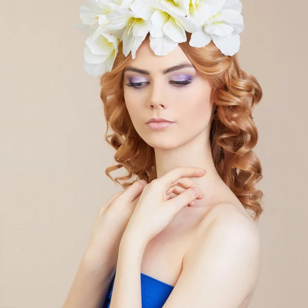 Jeune femme avec des fleurs coiffure — Photo