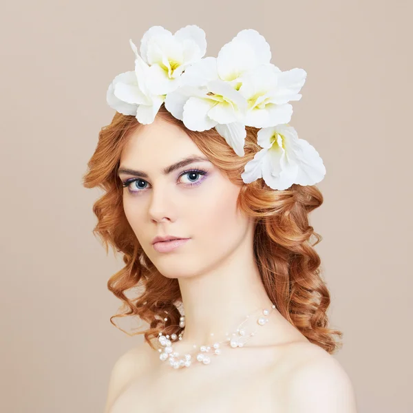Mooi meisje met bloemen in het haar — Stockfoto