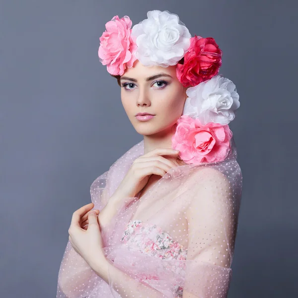 Menina noiva de beleza com véu floral — Fotografia de Stock
