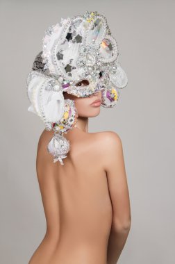 Maskeli çıplak kız