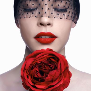kadın kırmızı çiçek ve kırmızı dudaklar
