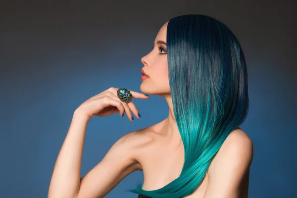 Sexy meisje met sieraden ring en blauw haar — Stockfoto