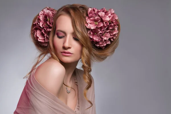 Menina bonita com flores em seu cabelo — Fotografia de Stock