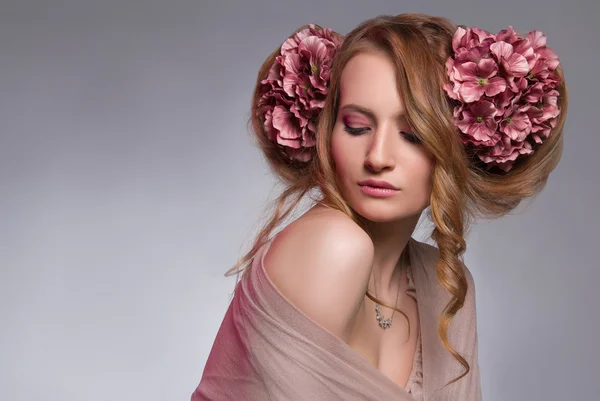 Jovem com flores no cabelo — Fotografia de Stock