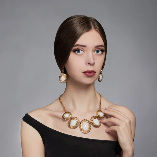 Όμορφη νεαρή woman.jewelry αξεσουάρ — Φωτογραφία Αρχείου