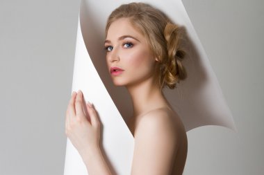 güzel sarışın kız kağıt