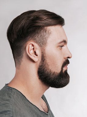 yakışıklı acımasız sakallı adam
