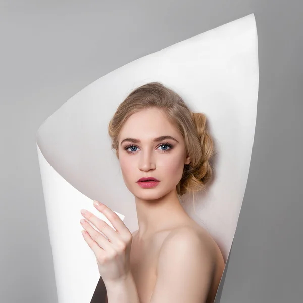 Blondes Mädchen in Papier — Stockfoto