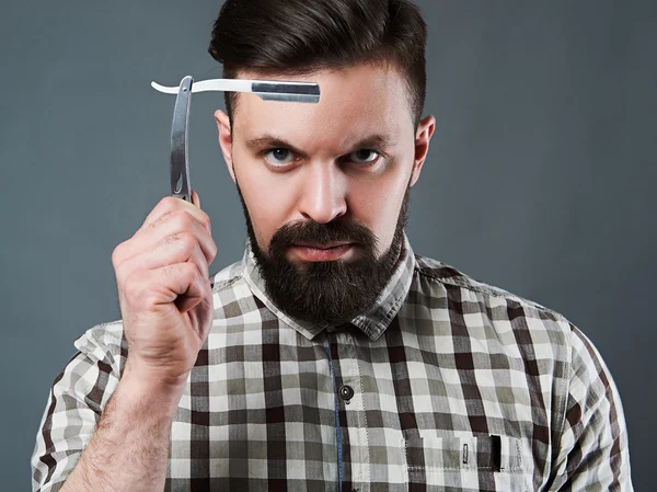 Homem barbudo com navalha reta — Fotografia de Stock
