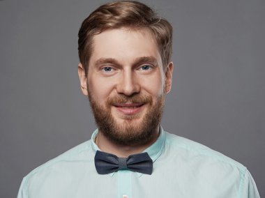 gülümseyen genç sakallı adam kravat