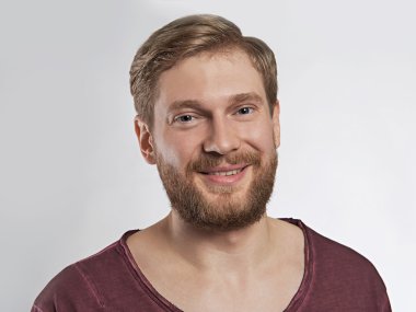 Sakallı yakışıklı gülümseyen adam