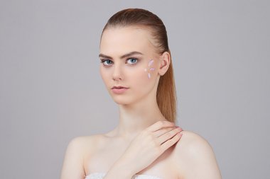 Güzellik kadını yüz cilt için umurunda değil.