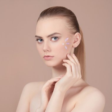 kozmetik krem ile güzel kız