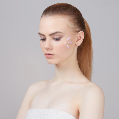 bir yüzünde kremle güzel kız