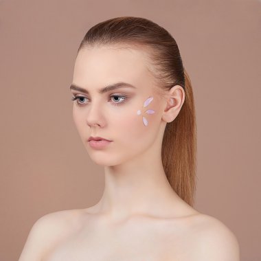 Genç sarışın kadın yüz için umurunda değil.