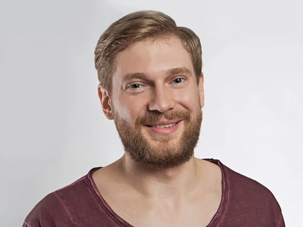 Sakallı yakışıklı gülümseyen adam