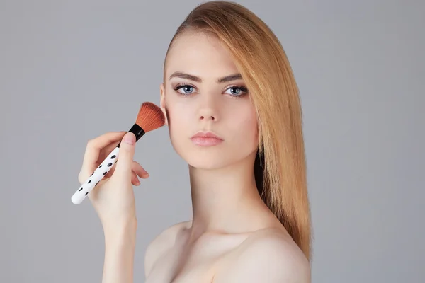 Bella ragazza con pennello make-up — Foto Stock