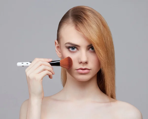 Bellezza donna applicazione di make-up — Foto Stock