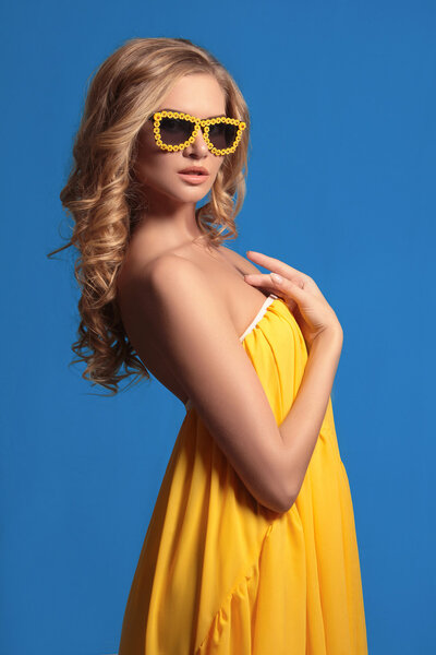 Красивая девушка в солнечных очках
