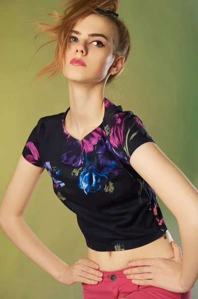 Schönes Teenie-Mädchen im floralen Hemd — Stockfoto