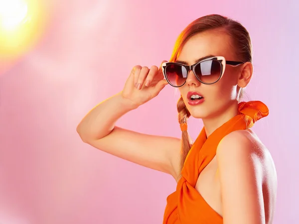 Hermosa chica adolescente en gafas de sol —  Fotos de Stock