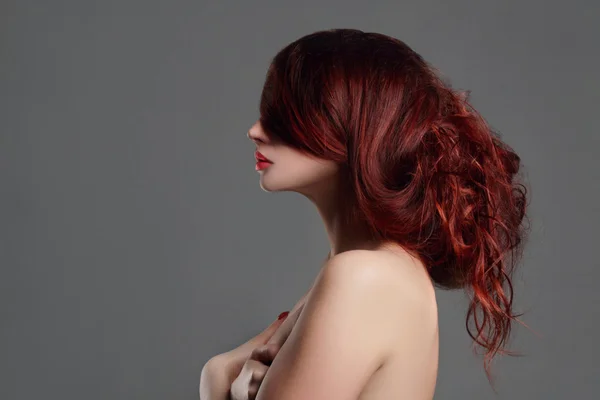 Femme nue aux cheveux roux — Photo