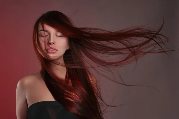 Gyönyörű lány, hosszú egészséges haj — Stock Fotó