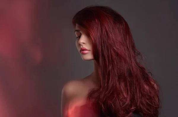 Beleza sexy menina com cabelo vermelho — Fotografia de Stock