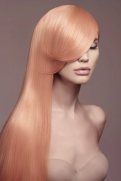 Nő, hosszú egészséges színű haj — Stock Fotó