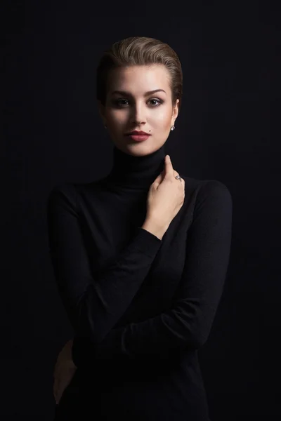 Mode schoonheid portret van jonge vrouw — Stockfoto