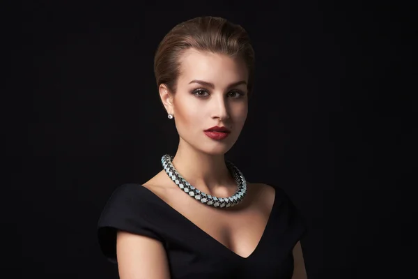 Belle femme en bijoux — Photo