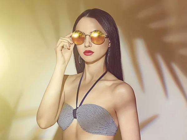 Dziewczyna w bikini i okulary — Zdjęcie stockowe