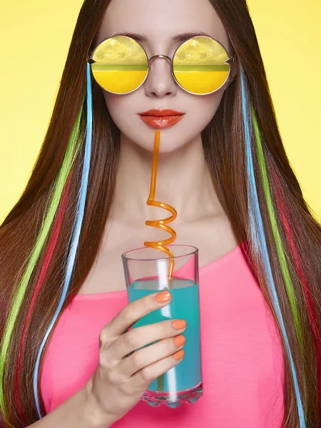 kokteyl ile bikinili kız